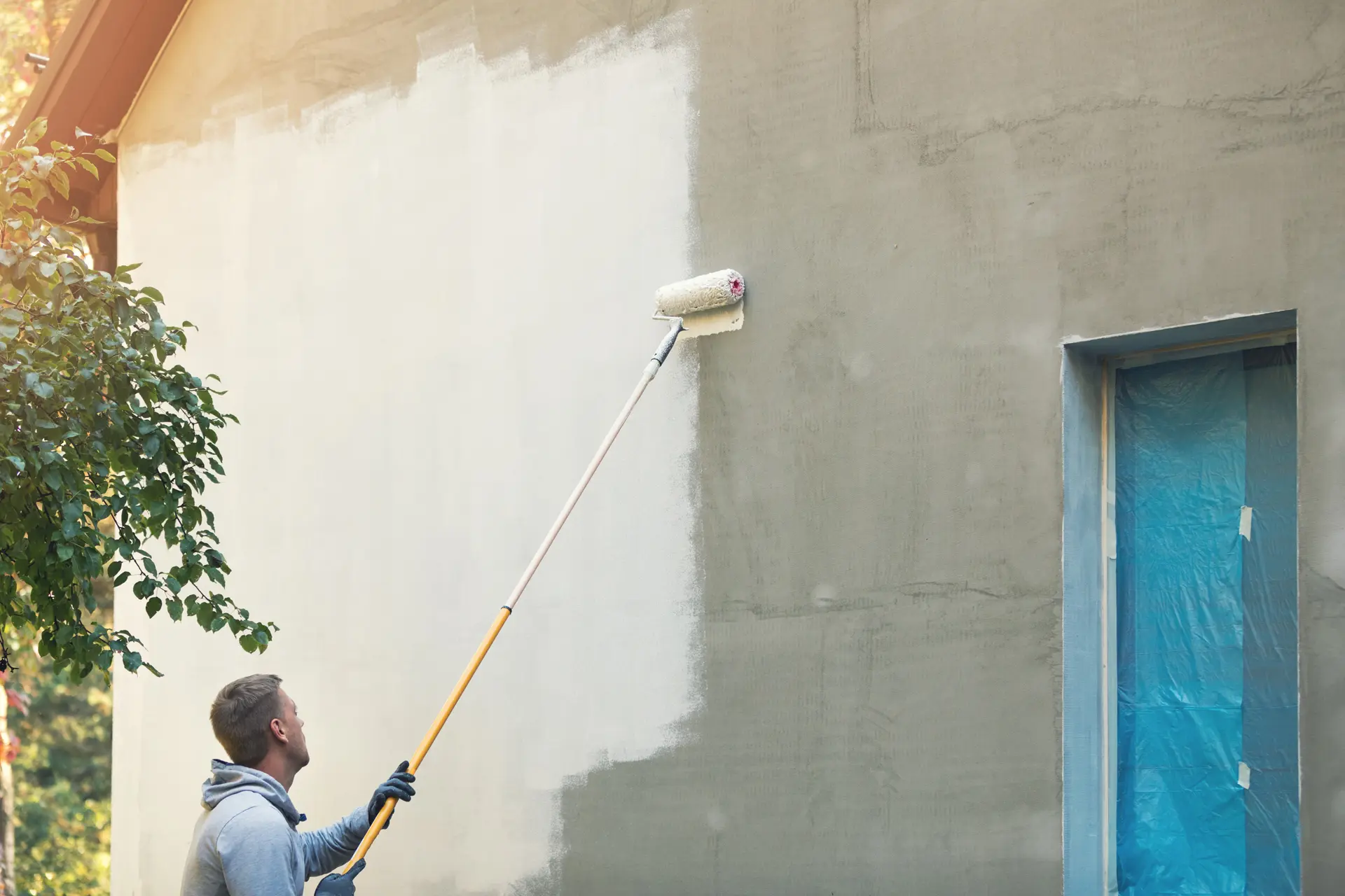 Pintor trabajando en una fachada en Melilla